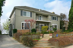 Stunning Villa with a HUGE backyard and Bedrooms for Everyone!